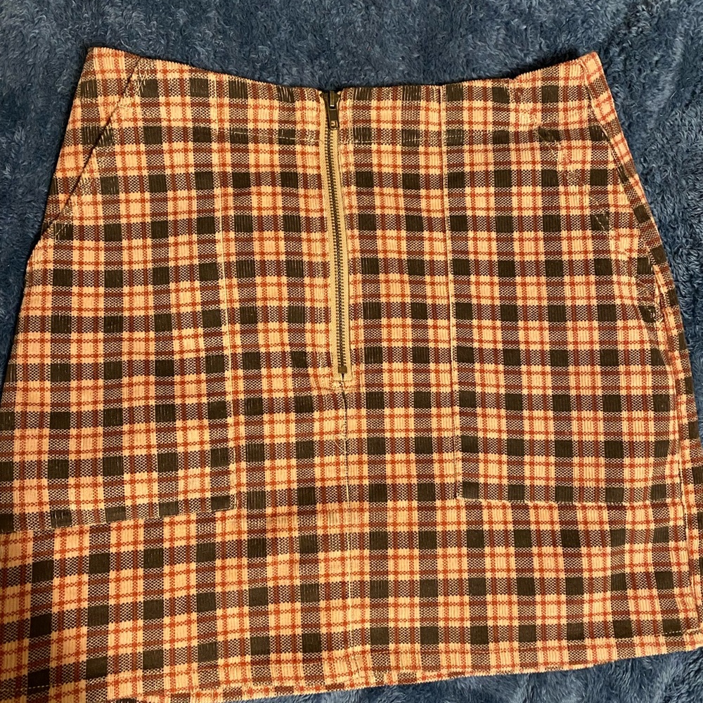 Cute plaid mini skirt w/ front zipper AND POCKETS!!! 😍😍😍